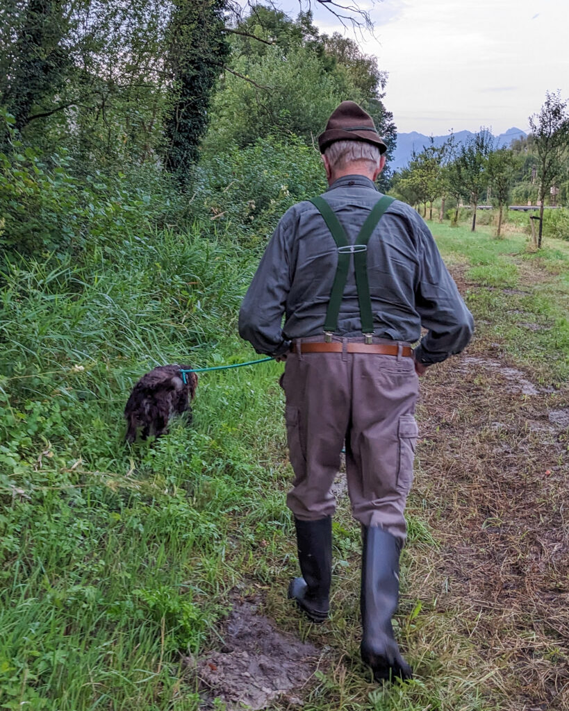 Montag, 24.07.23: Jäger Mandl hilft uns mit seinem Hund Ben bei der Suche nach unserem Kater Mogli in Happing.